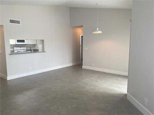 Building Photo - 9977 Westview Dr