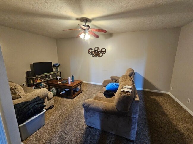 Building Photo - 692 Winding Bluff Way