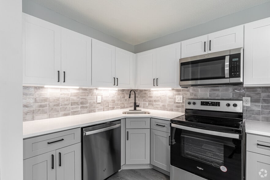 2BR, 1.5BA Townhouse - Kitchen - Toll Gate Estates