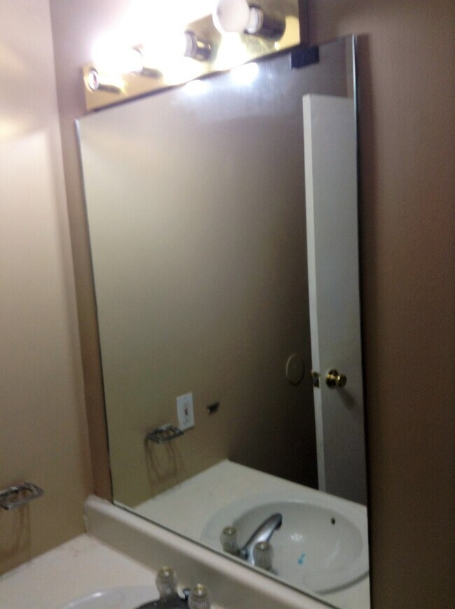 Building Photo - Great Condo Unit Available For Only $1,100...