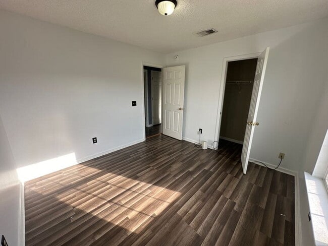 Building Photo - Great starter home very close to Fort Stewart