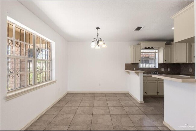 Building Photo - 17 Gumwood Ave