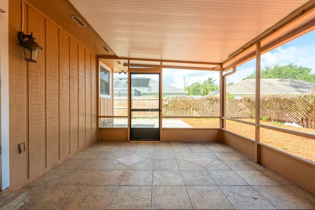 Building Photo - Convenient, Updated, and Plenty of Room fo...