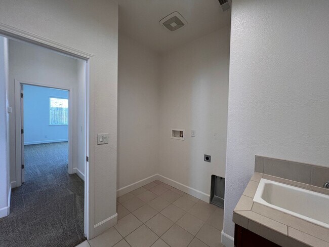 Building Photo - Spacious 3 bedroom home in Fernley