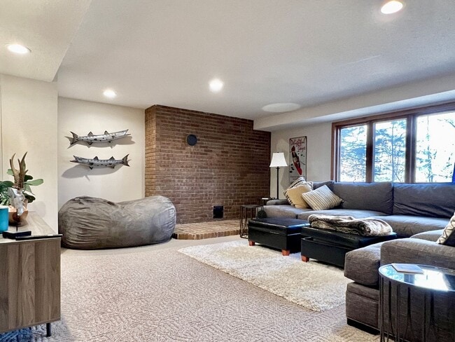 Building Photo - 6245 Summit Ct