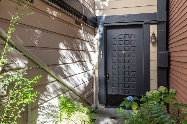 Building Photo - Pacific Heights: Remodeled Garden Apartment w/ Shared Patio One Block from the Presidio