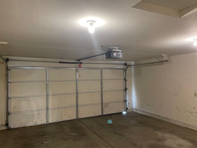 Building Photo - Very Nice 2 Bedroom 1 Bath Duplex in Grant...
