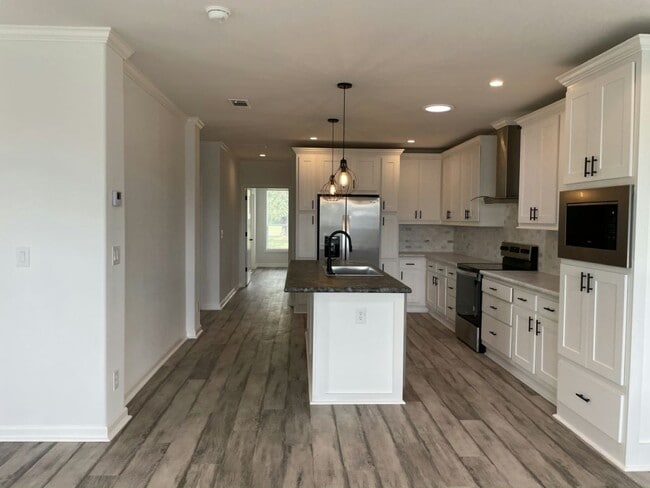 Building Photo - 107 Country Club Dr