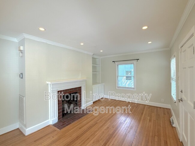 Building Photo - 2417 Bay St