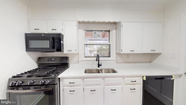Building Photo - 6511 Enfield Dr