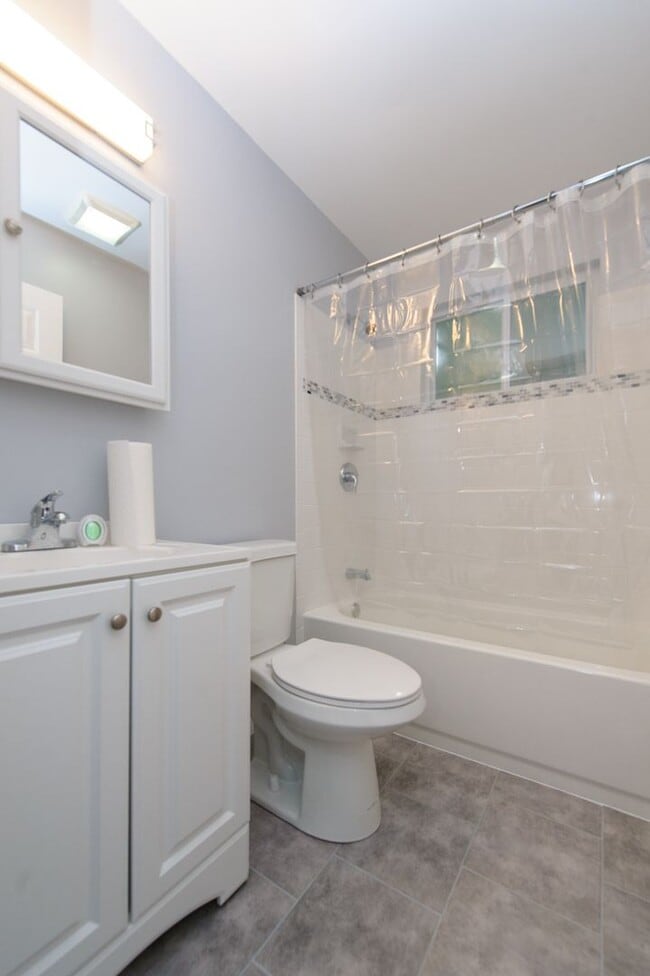 Building Photo - REMODELED BRICK & VINYL RANCH WAITING FOR ...