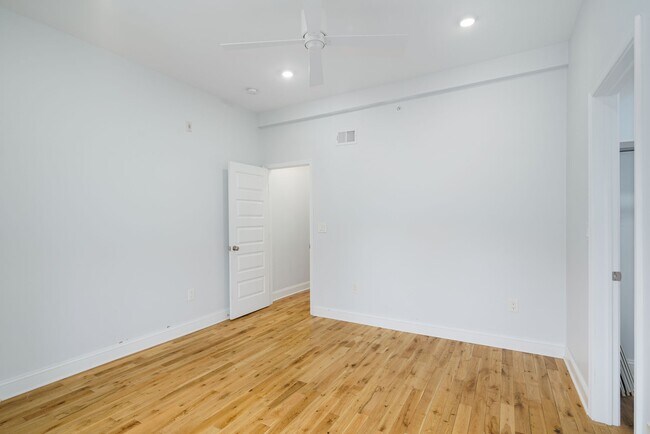 Building Photo - 4300 Larchwood Ave