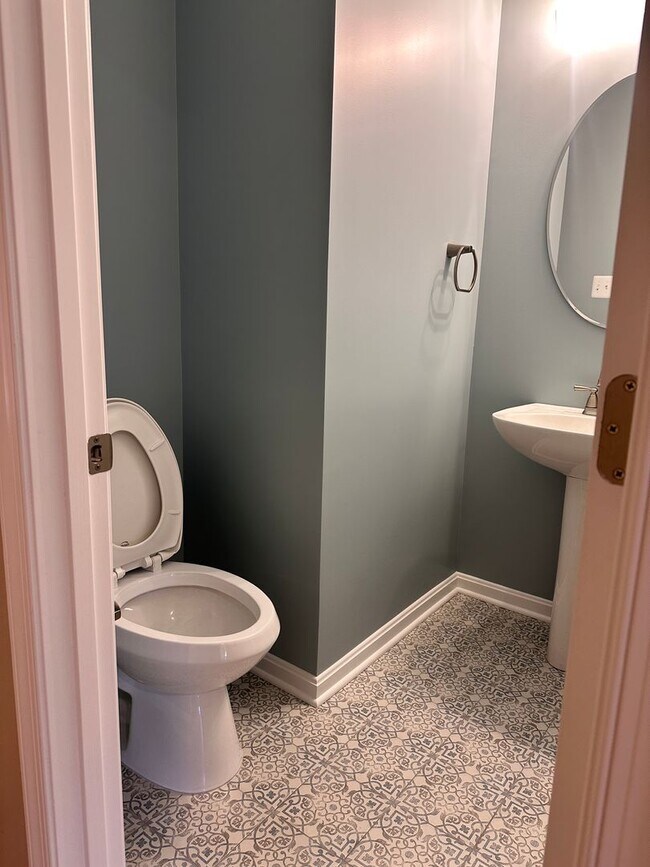Building Photo - Renovated Kingstowne Townhouse | 3 Beds, 2...
