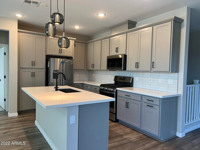 Building Photo - 746 E Doral Ave