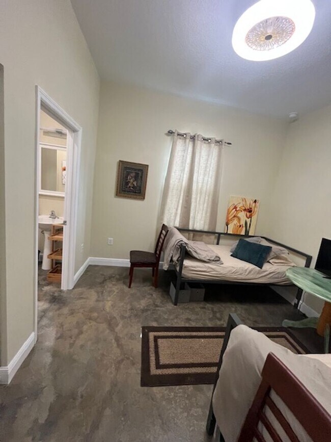 Building Photo - Gorgeous Fully Furnished 4BR/3BA Home – Id...