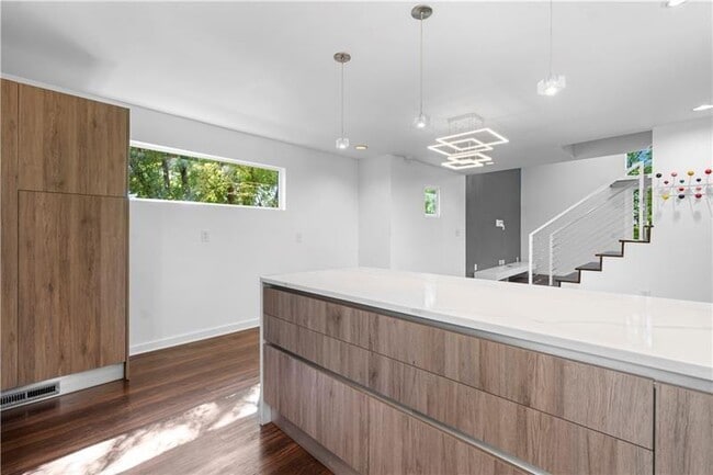 Building Photo - 5 Krog St NE