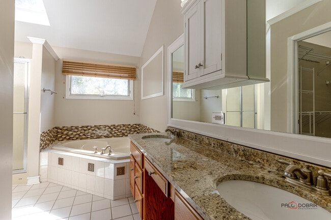 Building Photo - 1214 Shoreline Dr
