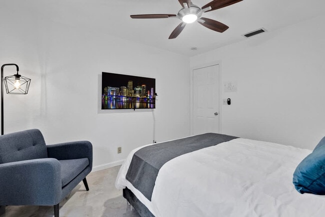 Building Photo - 2065 SW 28th Terrace