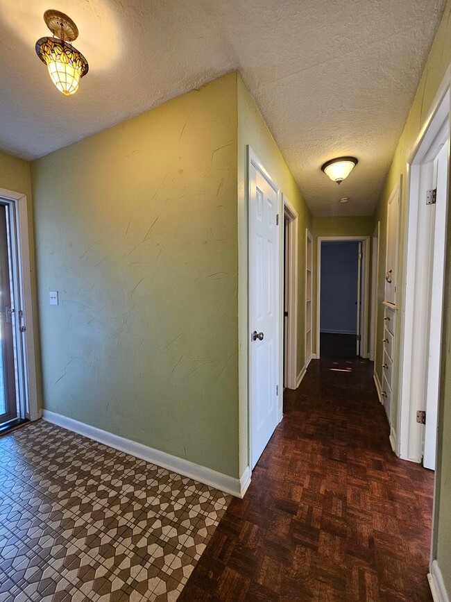 Building Photo - (3) Bed/(1.5) Bath Near Core Norman and OU...