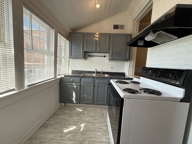 Building Photo - 604 Caroline St