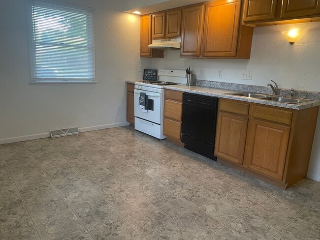 Building Photo - Modern Ranch House in CHATHAM SCHOOL DISTR...