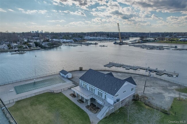 Building Photo - 1001 Shore Acres Dr