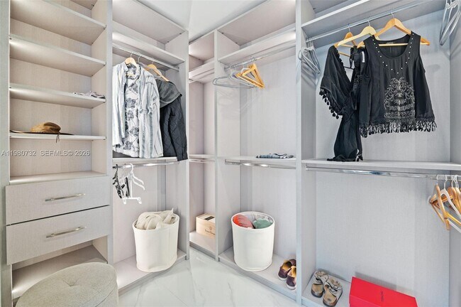 Building Photo - 700 NE 24th St