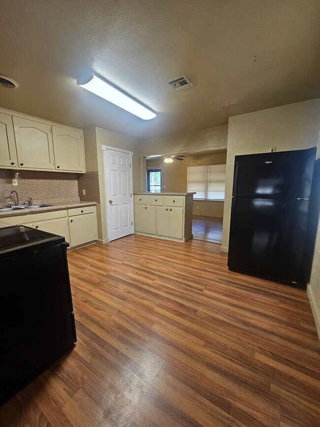 Building Photo - (2) Bed/(1) Bath w/ (2) Living Areas + Uti...