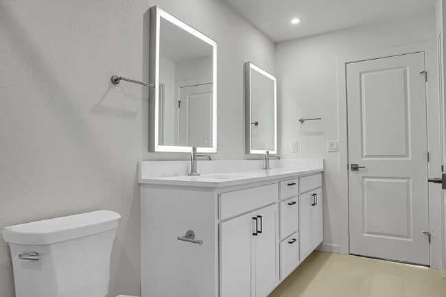 Building Photo - $2,350- 3 Bed 2.5 Bath Townhome in CO Spri...