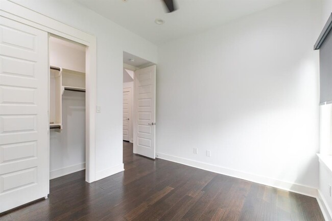 Building Photo - 1032 W 21st St