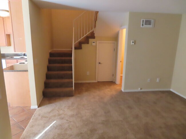 Building Photo - Two Bedroom townhome in the Oak Park / Lem...