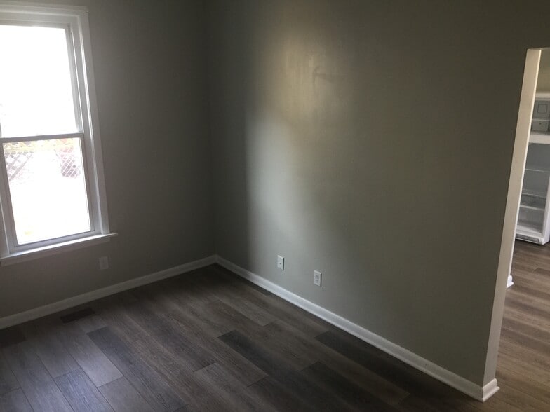 Living - 614 Forest St