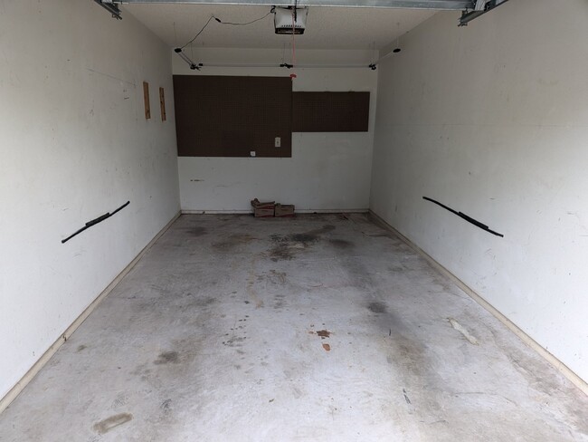 Building Photo - Spacious 3/2 PLUS loft and garage condo re...