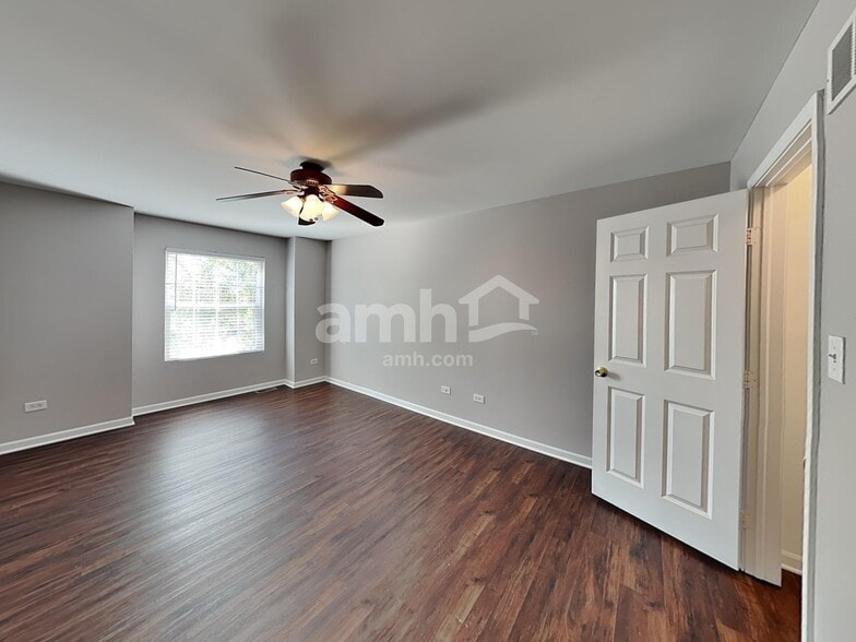 Building Photo - 5301 Meadowbrook St