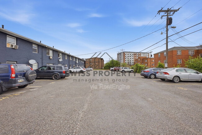 Building Photo - 544 Riverview Dr