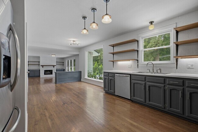 Building Photo - Charming Brentwood Home with In-Ground Pool