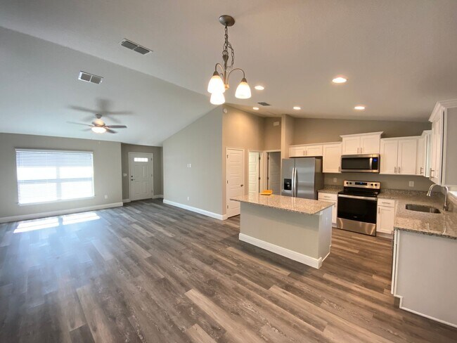 Building Photo - Custom Home - Desirable SE Ocala Neighborhood 3/2/2 **Won't Last**