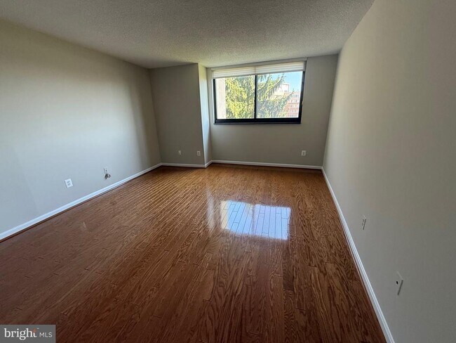 Building Photo - 1101 S Arlington Ridge Rd