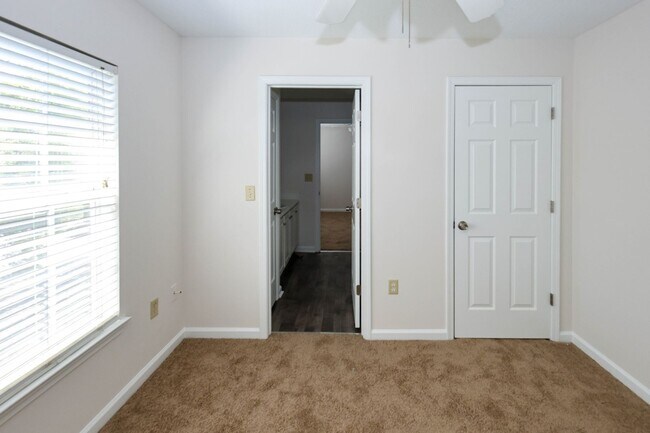 Building Photo - 230 Amal Dr SW