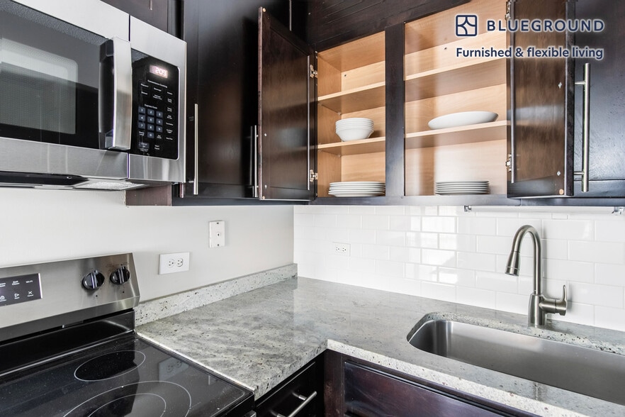 Building Photo - 77 W Huron St