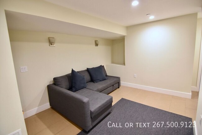 Building Photo - Beautiful bi-level 2 bed, 2 bathroom unit ...