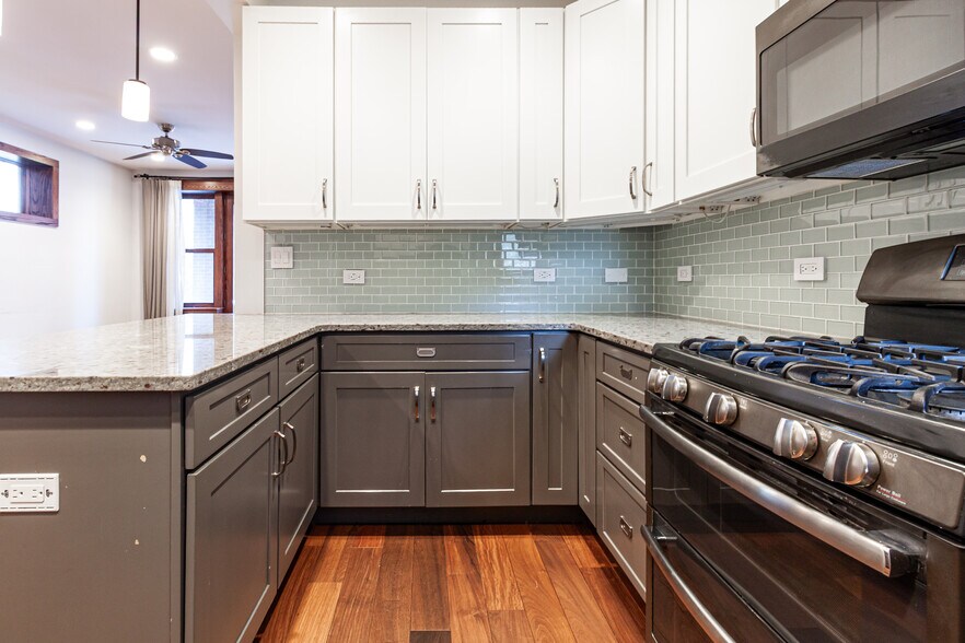 Building Photo - 1019 W Oakdale Ave