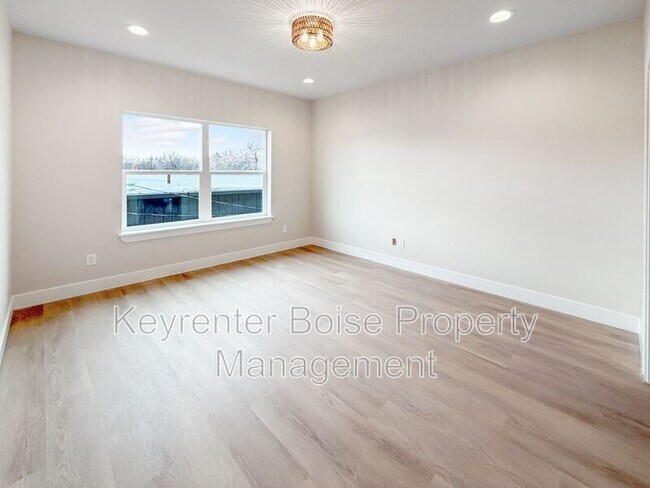 Building Photo - 4337 Greentrail Ln