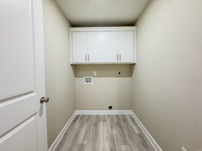 Building Photo - 51 10 Point Ln