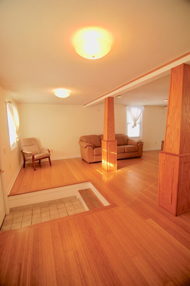 Building Photo - 7099 Lakeshore Rd