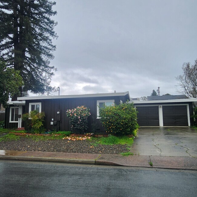 Building Photo - 1924 Diamond Ct