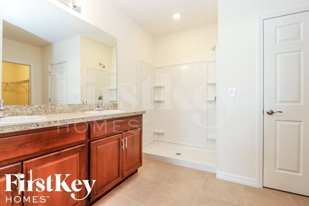 Building Photo - 2718 SW 8th Ct