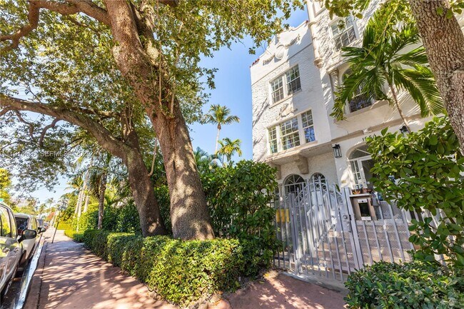 Building Photo - 1559 Michigan Ave