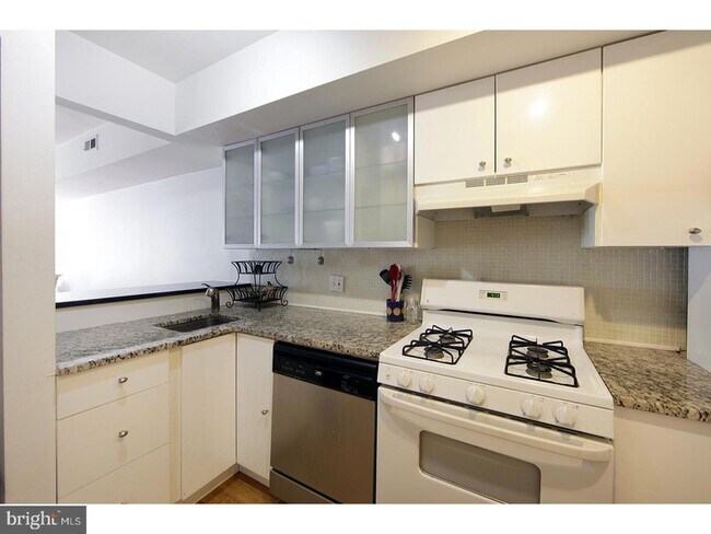 Building Photo - 447 Fairmount Ave