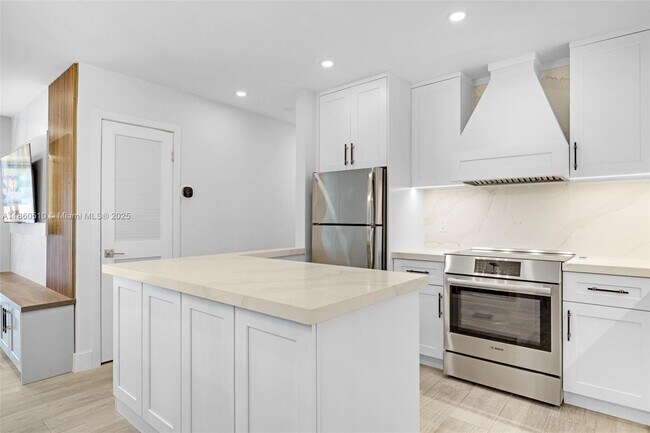 Building Photo - 130 Cypress Club Dr